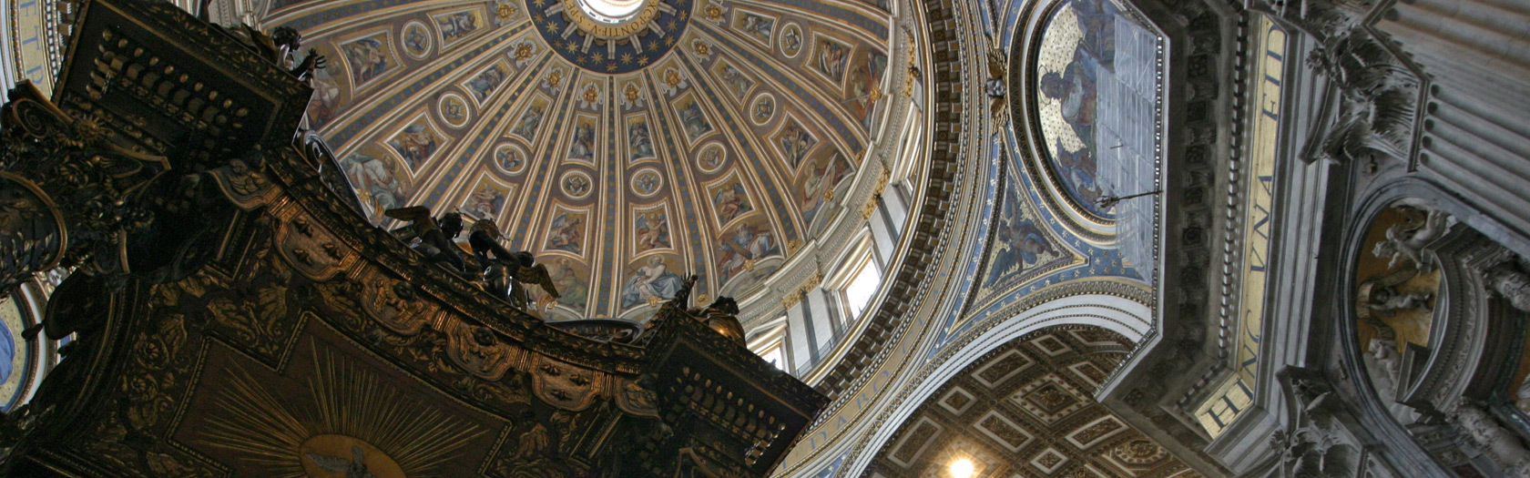 Im Inneren des Petersdoms in Rom